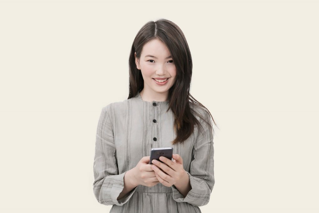 Jeune femme utilisant son téléphone portable reconditionné iPhone